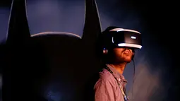 Pengunjung mencoba new VR headset dari Sony saat acara Sony Corporation PlayStation 4 E3 2016 di Los Angeles , California , AS 13 Juni 2016. (REUTERS / Mike Blake)
