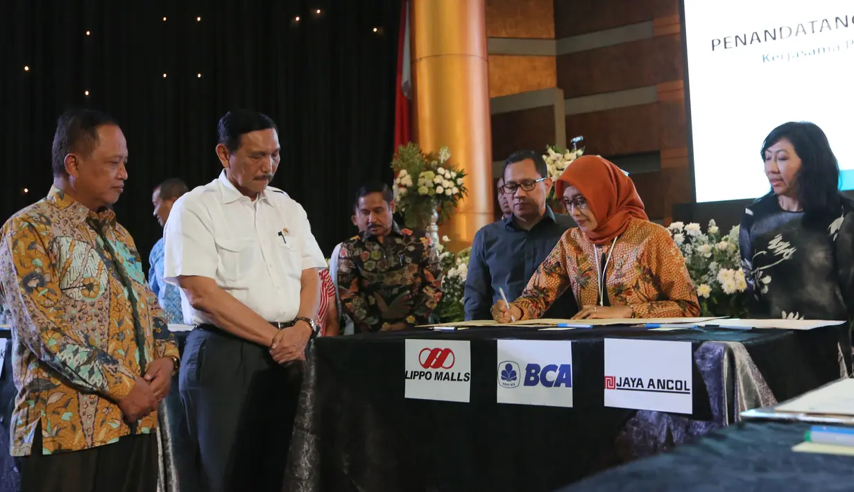Menko Bidang Kemaritiman Luhut Binsar Panjaitan dan Menristekdikti Mohamad Nasir menyaksikan MoU antara PLN dengan PT Jaya Ancol, Lippo Mall, dan BCA terkait kerjasama dalam penyediaan SPKLU dengan badan usaha atau privat sektor di Jakarta, Rabu (16/10/2019). (Liputan6.com/Fery Pradolo)