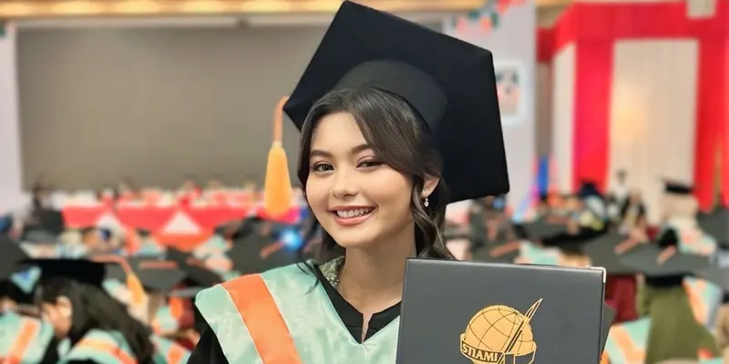 Potret Wisuda Cesen Istri Marshel Widianto, Sang Anak Turut Mendampingi