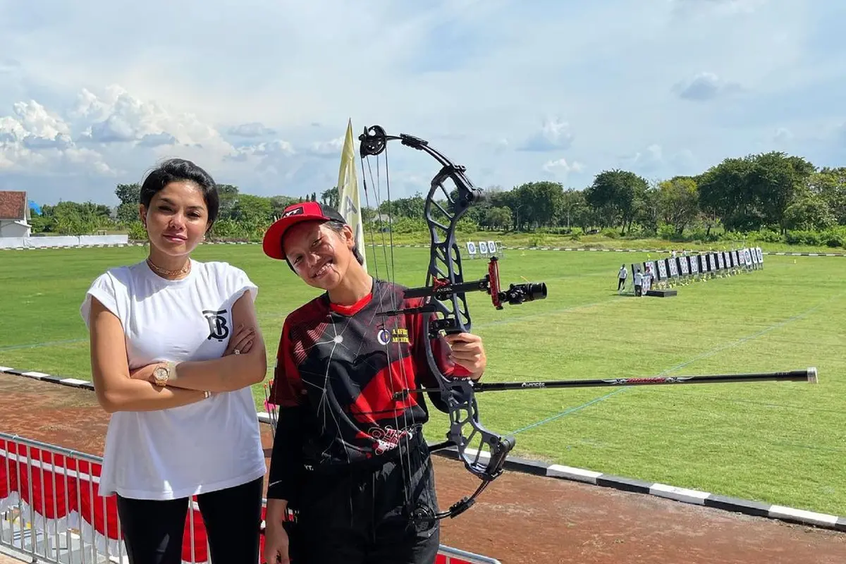 Sebagai single parent, Nikita Mirzani, telah mencetak seorang putri berprestasi. Niki saat menemani Laura Meizani Mawardi bertanding panahan di Tournament Archery Champions 2021. (Foto: Instagram/@nikitamirzanimawardi_172)