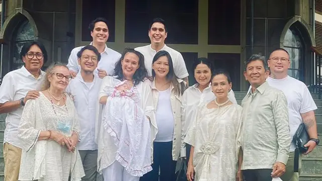 Pembaptisan anak Nadine Chandrawinata - Dimas Anggara. (Instagram/ https://www.instagram.com/nadinelist/)