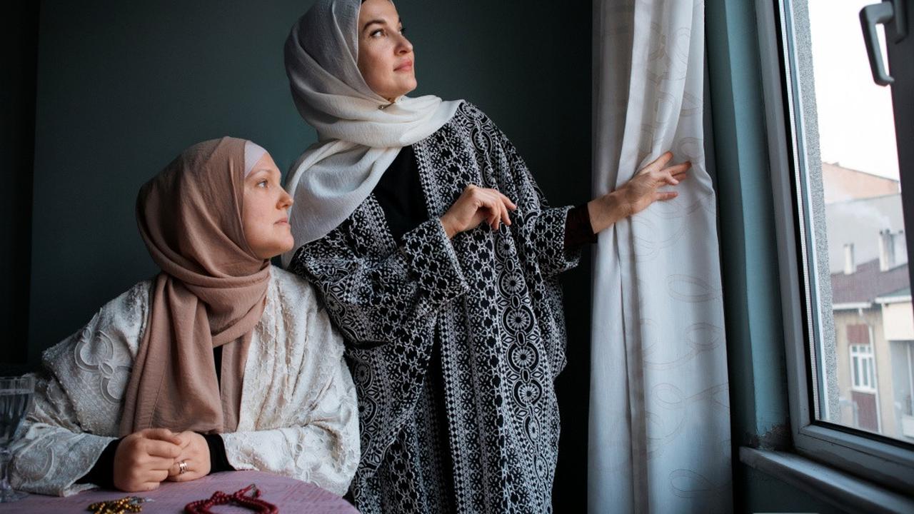 7 Inspirasi Model Cardigan untuk Ibu-Ibu Usia 50 Tahunan, Cocok Dipakai di Berbagai Acara Resmi