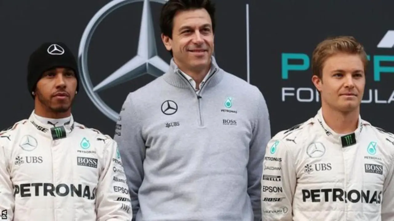 Lewis Hamilton, Toto Wolff, dan Nico Rosberg (kiri ke kanan)