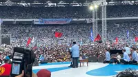 Capres nomor urut 2 Prabowo Subianto menyampaikan orasi politik saat kampanye akbar Prabowo-Gibran di Stadion GBK, Senayan, Jakarta, Sabtu (10/2/2024). Sejumlah pendukung terlihat pingsan lantaran banyaknya massa yang hadir. (Liputan6.com/Ady Anugrahadi)