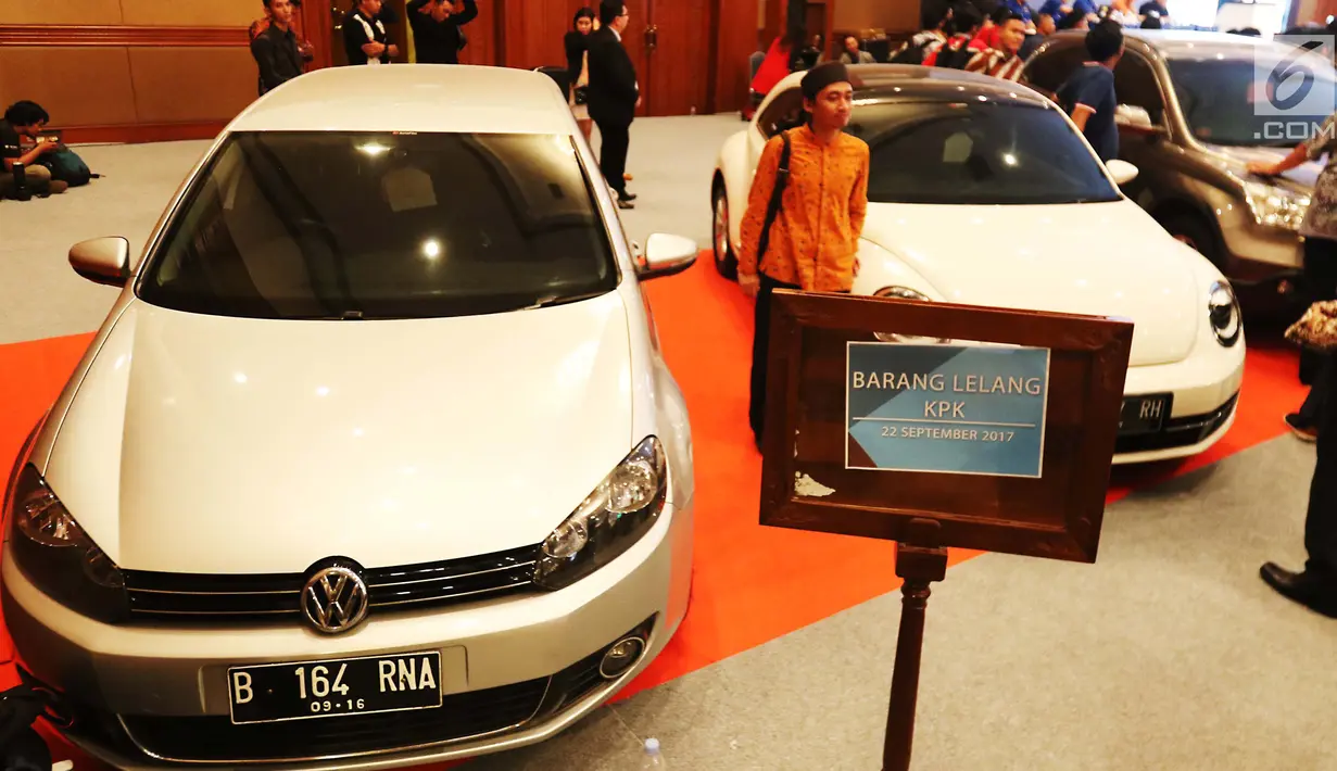 Pengunjung berfoto di depan mobil hasil rampasan KPK dalam Lelang Expo 2017 di Jakarta Convention Center, Jumat (22/9).Tidak hanya barang sitaan, sejumlah barang hasil pelaporan gratifikasi ke KPK juga dilelang dalam acara itu. (Liputan6.com/Angga Yuniar)