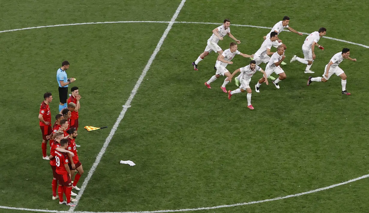 Timnas Spanyol berlari merayakan kemenangan setelah memenangkan pertandingan perempat final Euro 2020 atas Swiss di Krestovsky Stadium, Saint Petersburg, Sabtu (3/7/2021) dini hari WIB.  Spanyol menyingkirkan Swiss 3-1 (1-1) melalui adu penalti. (Anton Vaganov/Pool via AP)