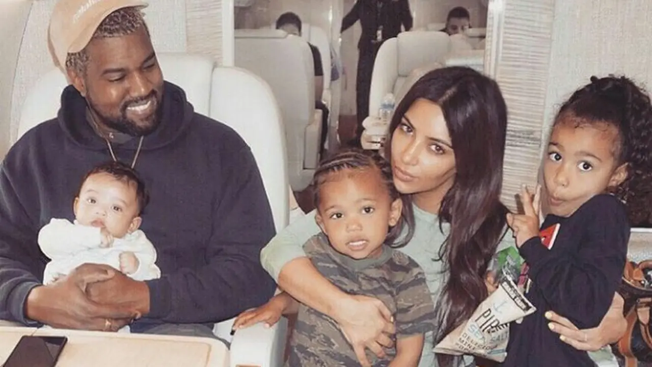 Sukses Jalani Co-Parenting, Intip 5 Gaya Kompak Kim Kardashian dan Kanye West Sebelum Bercerai