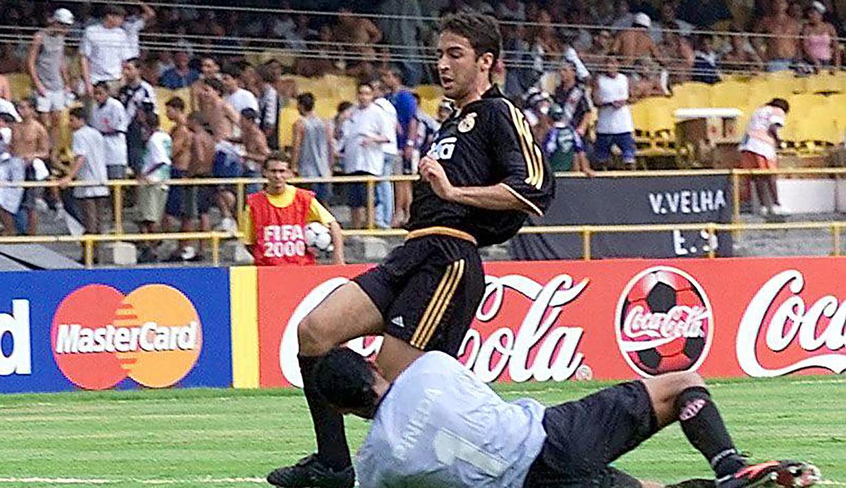 Aksi striker Real Madrid, Raul Gonzalez saat menghadapi Necaxa dalam perebutan tempat ketiga Piala Dunia Antar-klub 2000 di Maracana Stadium, Sao Paulo (14/1/2000). Real Madrid juga berpartisipasi pada Piala Dunia Antar-klub 2000 dengan status juara intercontinental 1998. Finis di posisi kedua Grup A, Real Madrid hanya berhak memperebutkan tempat ketiga dan akhirnya kalah adu penalti dari Necaxa. (AFP/Antonio Scorza)