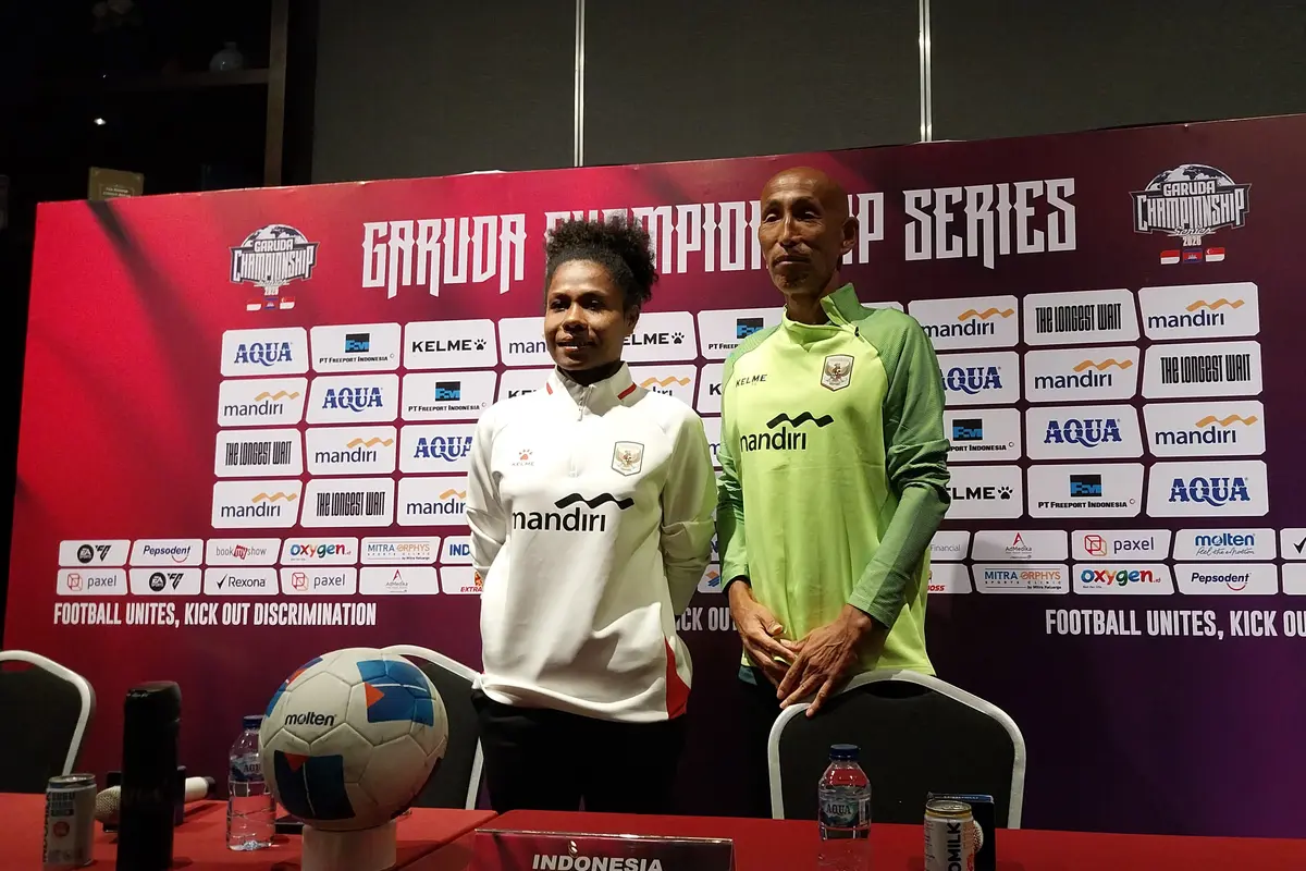 Pelatih Timnas Putri Indonesia, Satoru Mochizuki (Kanan)