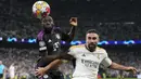 Gelandang Bayern Munchen, Alphonso Davies (kiri) berebut bola dengan bek Real Madrid, Dani Carvajal pada laga leg kedua semifinal Liga Champions 2023/2024 di Santiago Bernabeu Stadium, Madrid, Rabu (8/5/2024). (AP Photo/Manu Fernandez)