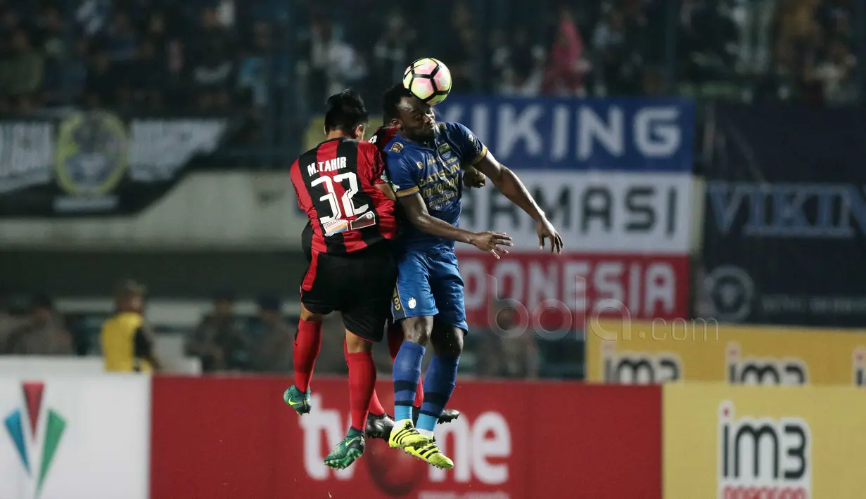 Michael Essien melakukan duel dengan para pemain Persipura pada lanjutan Liga 1 2017 di Stadion GBLA, Bandung, Minggu (7/5/2017). Persib menang 1-0. (Bola.com/Nicklas Hanoatubun)