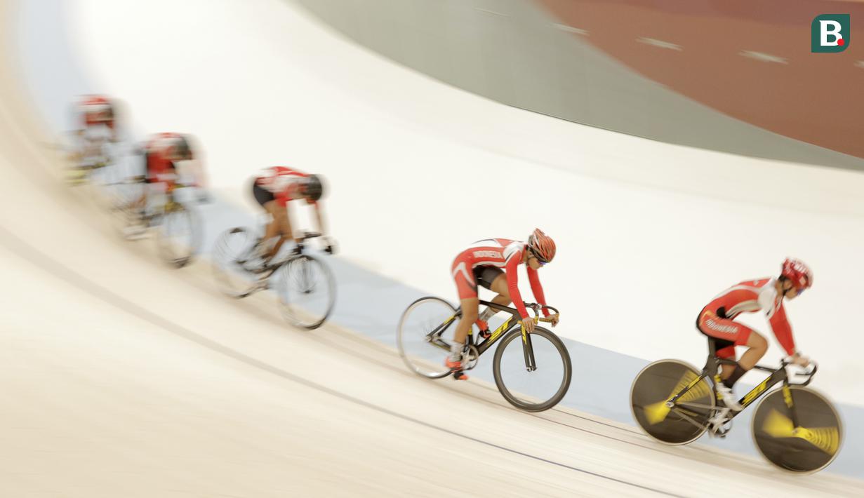 Sejumlah atlet balap sepeda saat menggelar latihan di Jakarta Internasional Velodrome, Jakarta, Selasa (31/7/2018). Menpora berharap para atlet dapat berprestasi di Asian Games 2018. (Bola.com/M Iqbal Ichsan)