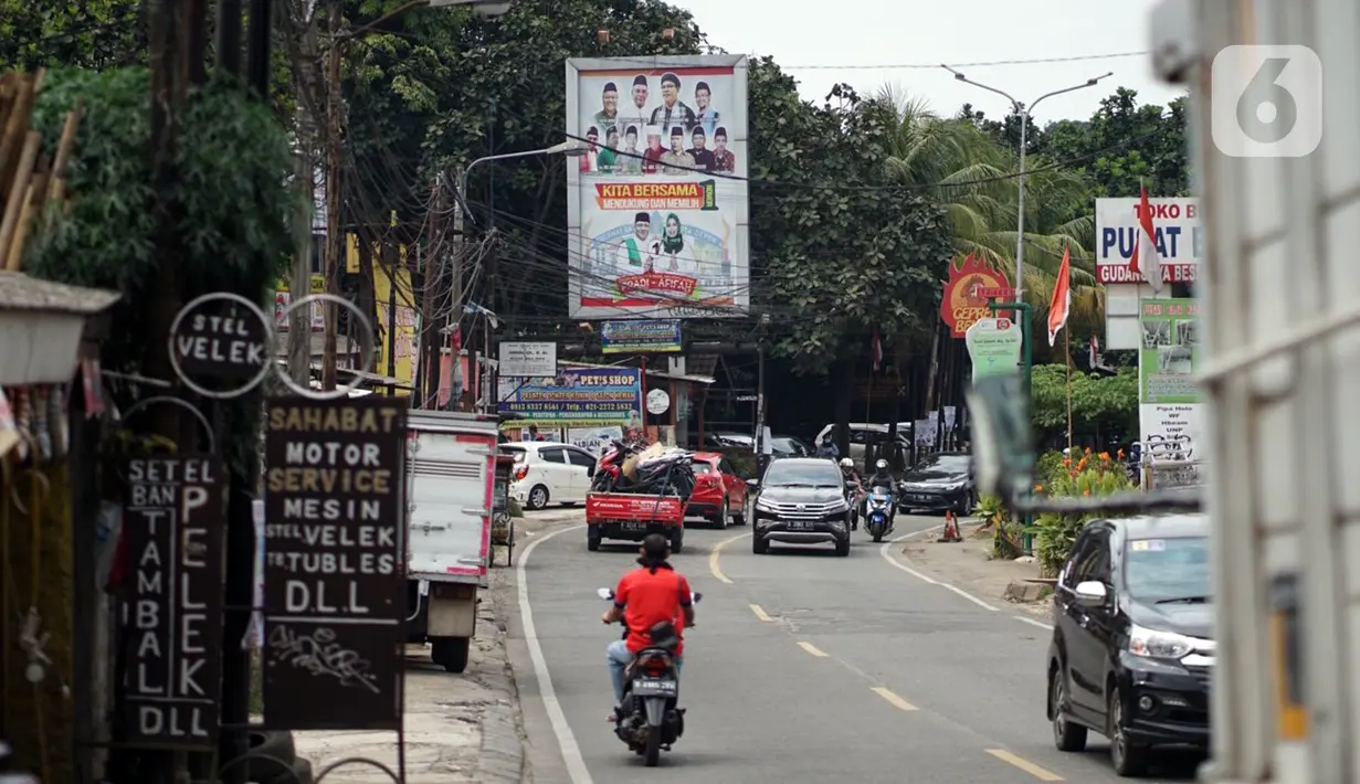 Kondisi lalu lintas di Jalan Raya Sawangan, Depok, Jawa Barat, Sabtu (28/11/2020). Pelaksanaan pembebasan lahan dan pembangunan jalan nasional tersebut akan dikerjakan Kementerian Pekerjaan Umum dan Perumahan Rakyat (PUPR). (Liputan6.com/Immanuel Antonius)
