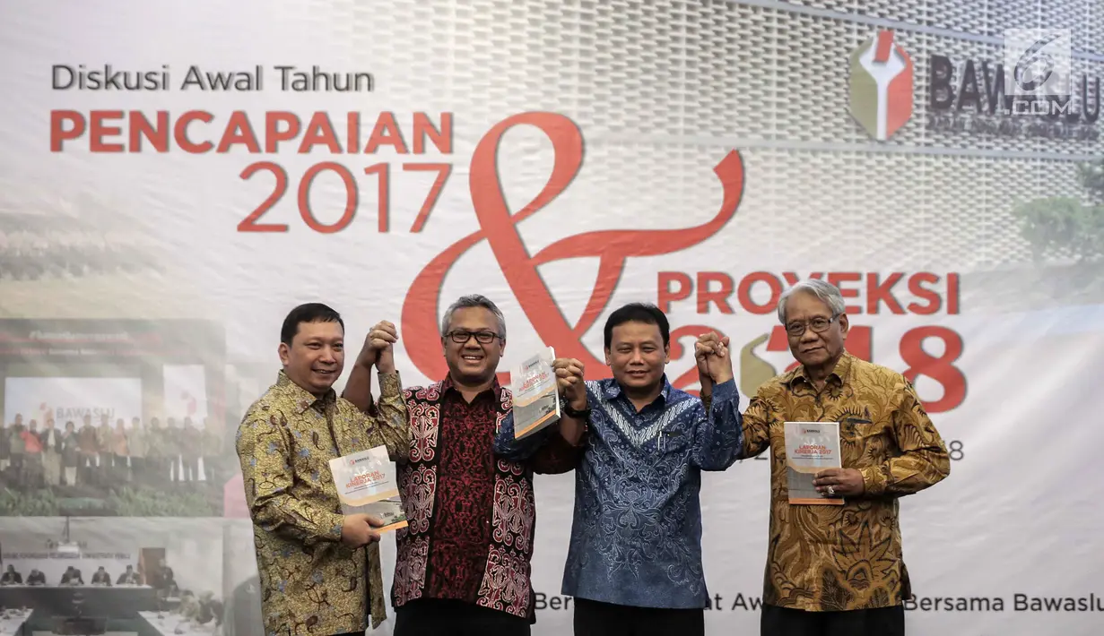 Wakil Ketua Komisi II DPR Fandi Utomo (kiri), Ketua KPU Arief Budiman (dua kiri), Ketua Bawaslu Abhan (kanan), dan Ketua DKPP Harjono (kanan) foto bersama dalam diskusi di Jakarta, Kamis (25/1). (Liputan6.com/Faizal Fanani)