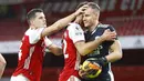 Kiper Arsenal, Bernd Leno, tersenyum usai berhasil menggagalkan tendangan penalti pemain Chelsea, Jorginho, pada laga Liga Inggris di Stadion Emirates, Sabtu (26/12/2020). Arsenal menang dengan skor 3-1. (Julian Finney Pool via AP)