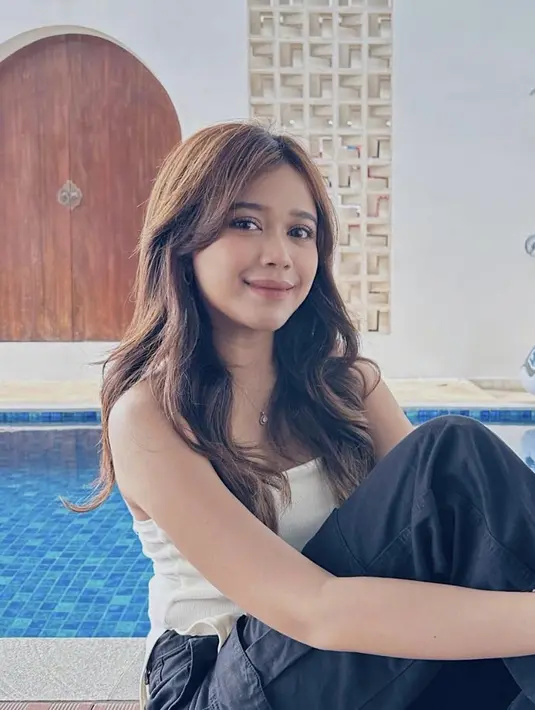 Tampilan makeup dengan gaya sederhana menjadi kunci Brisia untuk tampil memukau. [Foto: Instagram/ Brisia Jodie]