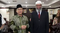 Ulama asal India, Zakir Naik saat bertemu Ketua MPR, Zulkifli Hasan di Gedung Nusantara III, Jakarta, Jumat (31/3). Zakir Naik mengaku terkesan bisa hadir di Indonesia dengan negara berpenduduk mayoritas Muslim. (Liputan6.com/Johan Tallo)