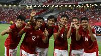 Pemain Timnas Indonesia merayakan kemenangan atas Singapura 4-2 pada leg kedua semifinal Piala AFF 2020 di National Stadium, Minggu (25/12/2021). Indonesia lolos ke final. (AP/Suhaimi Abdullah)