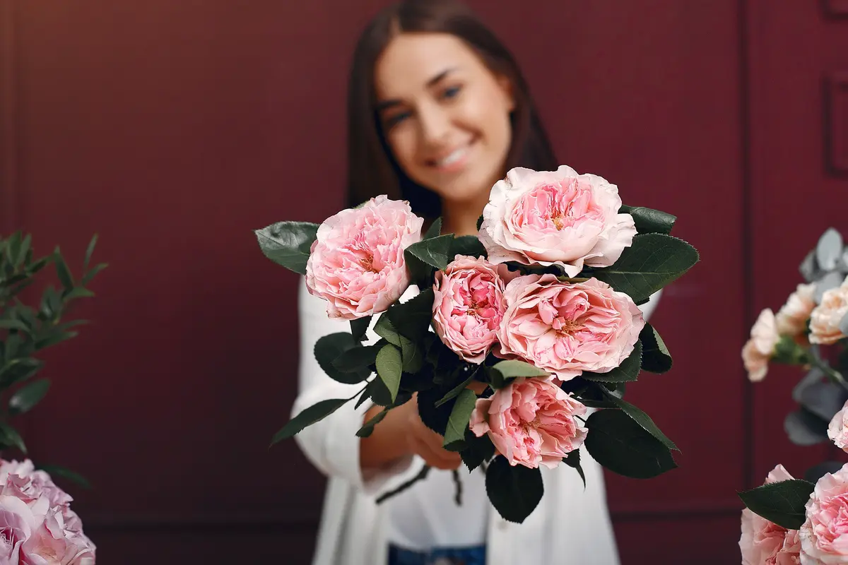 wanita juni hidup sederhana bahagia