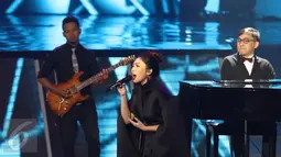 Yovie Widianto berkolaborasi dengan Isyana di Konser Raya 22 Indosiar, Jakarta, Rabu (11/1). Konser Raya 22 Indosiar berlangsung meriah dengan menghadirkan musisi papan atas Indonesia dan Internasional. (Liputan6.com/Herman Zakharia)