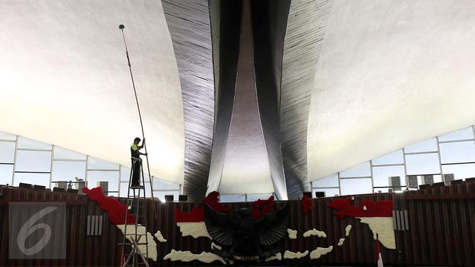 Pekerja membersihkan langit-langit Ruang Rapat Paripurna I, Gedung Kura-Kura, Komplek Parlemen, Senayan, Jumat (24/2). Rencananya, Raja Arab Saudi Salman bin Abdul Aziz akan menyampaikan pidato politik di hadapan 650 anggota DPR (Liputan6.com/Johan Tallo)