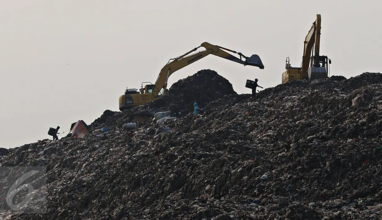 Sejumlah pemulung mengais sampah di Tempat Pembuangan Akhir (TPA) Bantar Gebang, Rabu (4/11/2015). Penghadangan truk sampah DKI Jakarta oleh sejumlah warga membuat Bantar Gebang terlihat sepi dari pemulung. (Liputan6.com/ Immanuel Antonius)