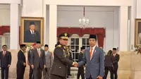 Presiden Joko Widodo atau Jokowi melantik Letjen Maruli Simanjuntak menjadi Kepala Staf Angkatan Darat (KSAD) di Istana Negara Jakarta, Rabu (29/11/2023). (Liputan6.com/ Lizsa Egeham)