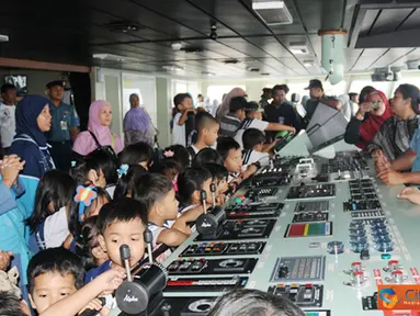Citizen6, Jakarta: Letkol Laut (P) Suratun menerima kunjungan TK FATIMAH AZZAHIRA I dan TK FATIMAH AZZAHIRA II di Dermaga Kolinlamil, Jakarta Utara, Rabu (24/10). (Pengirim: Dispenkolinlamil). 