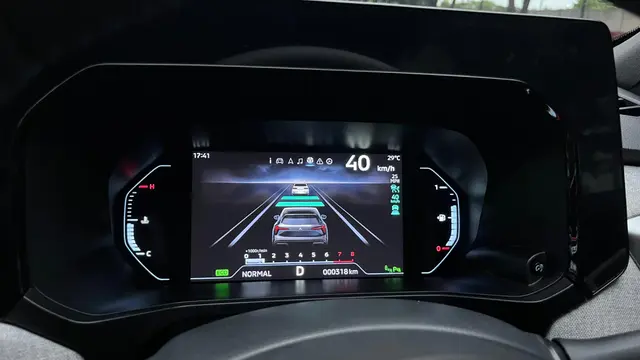 Informasi akan muncul di layar panel meter saat fitur ACC pada Mitsubishi XForce Ultimate DS telah aktif. (Liputan6.com/Septian)