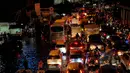 Genangan air setinggi 20-40 cm menyebabkan kemacetan parah di Jalan Daan Mogot, Jakarta, Senin (9/2/2015) malam. (Liputan6.com/Faisal R Syam)