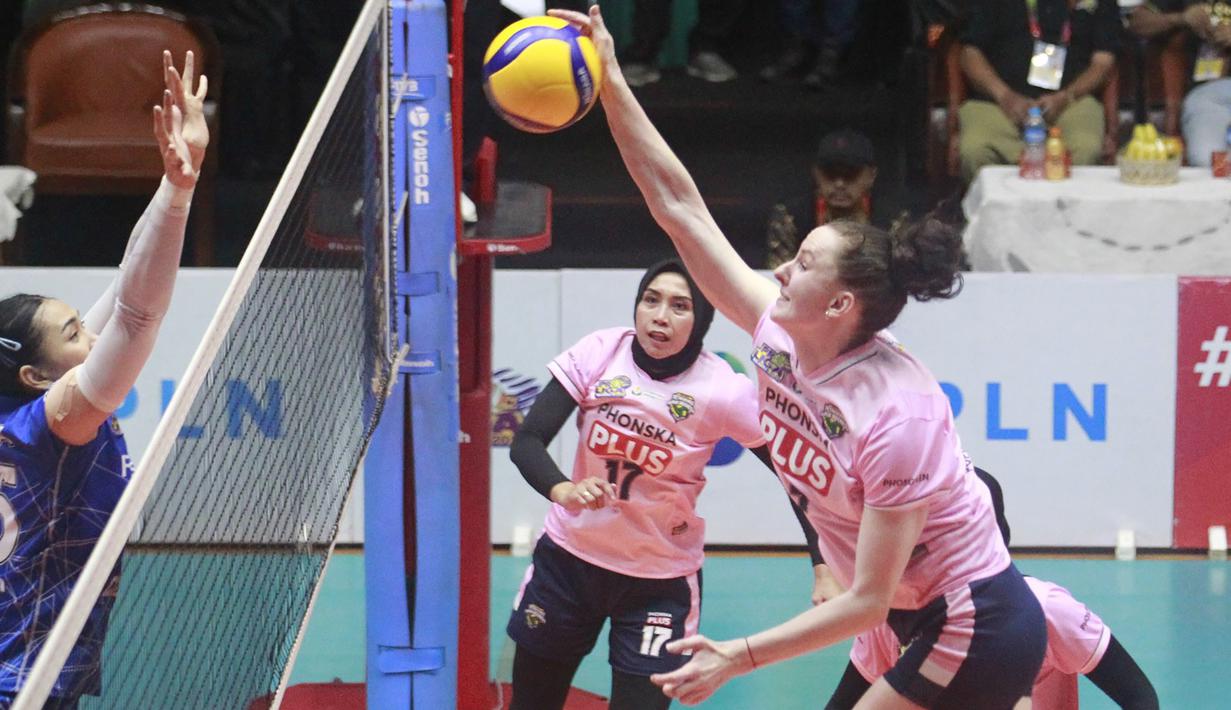 Pemain Gresik Petrokimia Pupuk Indonesia, Bogdana Anisova (kiri) melepaskan spike yang berusaha diblok pemain Jakarta Pertamina Fastron, Yolla Yuliana pada laga Final Four Proliga 2023 di GOR Tri Dharma, Gresik, Jawa Timur, Jumat (24/2/2023). Gresik Petrokimia Pupuk Indonesia menang 3-1 (23-25, 25-14, 25-19 dan 25-19). (Dok. Proliga 2023)