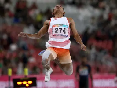 Atlet para atletik Indonesia, Rasyidi saat melakukan lompatan pada lomba lompat jauh T44, T62/T64 putra Asian Para Games 2018 di Stadion Utama Gelora Bung Karno, Jakarta, Jumat (12/10). Rasyidi meraih perunggu. (Liputan6.com/Helmi Fithriansyah)