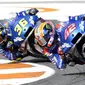 Pembalap Suzuki, Alex Rins, dibuntututi Joan Mir saat beraksi pada balapan MotoGP Eropa di Sirkuit Ricardo Tormo, Valencia, Minggu (8/11/2020). Joan Mir finis pertama dengan catatan waktu 41 menit 37,297 detik. (AP/Alberto Saiz)