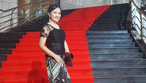 Di tengah kesibukan sebagai penyanyi, presenter, dan aktris, Yenni Ermella buka kelas akting untuk anak-anak. Ia berbagi ilmu akting dengan jadi guru privat. (Foto: Dok. Koleksi Pribadi Yenni Ermella)