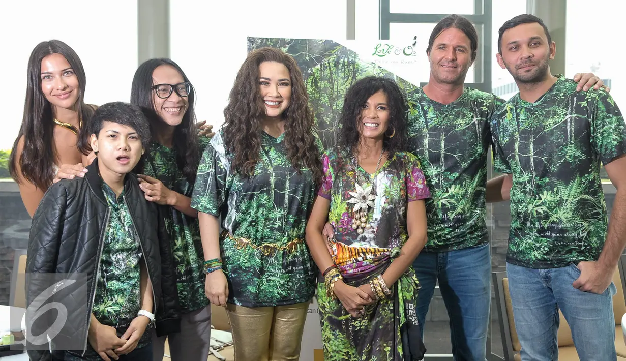Delia Von Rueti dan sejumlah selebriti berpose saat peluncuran gerakan 1 T-shirt for 1 Tree Movement, Jakarta, Rabu (23/11). Delia donasikan 2500 hektar lahan pribadinya untuk konservasi taman hutan hujan tropis di Indonesia. (Liputan6.com/Yoppy Renato