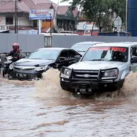 Banjir di kawasan Kelapa Gading, Jakarta Utara. (Deki Prayoga/Bintang.com)