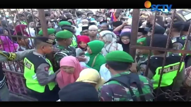 Meski tidak dilarang dalam aturan penerbangan, namun alat komunikasi itu dikhawatirkan akan mengganggu frekuensi saat di Tanah Suci.