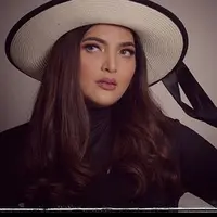 Sepekan setelah kabar bahagia, datang kabar duka dari keluarga Ashanty dan Anang Hermansyah. Minggu, (6/11/2016) ibunda Ashanty, Ratu Farida Hanum meninggal dunia. (Instagram/ashanty_ash)