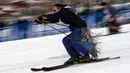 Seorang koboi rodeo meluncur di atas papan ski selama turnamen Cowboy Downhill ke-46 di Steamboat Springs, Colorado, 20 Januari 2020. Para koboi yang biasa menunggangi kuda atau banteng ini ditantang untuk meluncur menggunakan papan ski dan snowboard. (Jason Connolly/AFP)