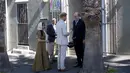 Duchess of Sussex Meghan Markle bersama suaminya, Pangeran Harry berbincang saat mengunjungi Masjid Auwal, Cape Town, Afrika Selatan (24/9/2019).Kunjungan Pangeran Harry dan Meghan Markle merupakan rangkaian tur 10 hari pasangan kerajaan Inggris itu di Afrika. (AFP Photo/David Harrison)