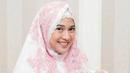 Juara pertama pada pemilihan GADIS Sampul 1996 ini memiliki paras yang anggun saat pakai mukena. Warganet pun terpesona dengan cantiknya Dian Sastrowardoyo pakai mukena. Aura cantiknya Dian ini semakin terpancarkan saja dengan mukena. (Liputan6.com/IG/therealdisastr)