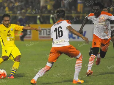 Pemain Gresik United, Yusuf Effendi, berusaha melakukan tembakan ke arah gawang Perseru Serui dalam laga Torabika Soccer Championship presented by IM3 Ooredoo di Stadion Tridarma, Gresik, Sabtu (7/5/2016). (Bola.com/Fahrizal Arnas)
