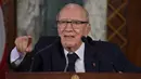 File foto ketika Presiden Tunisia Beji Caid Essebsi memberikan konferensi pers mengenai perombakan kabinet pada 8 November 2018 di Istana Carthage dekat ibu kota Tunis. Presiden tertua di dunia ini meninggal dunia di usia 92 tahun pada Kamis (25/7/2019). (FETHI BELAID/AFP)