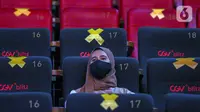 Penonton menyaksikan film di Studio 1 CGV Blitz Bella Terra, Pulomas, Jakarta, Rabu (10/2/2021). CGV Indonesia menawarkan layanan sewa studio bioskop untuk menikmati seni dan budaya secara ekslusif tanpa kehadiran orang asing. (Liputan6.com/Johan Tallo)