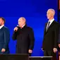 Presiden Rusia Vladimir Putin (tengah) berbicara bersama Pemimpin Republik Rakyat Luhansk Leonid Pasechnik (kiri), Pemimpin Republik Rakyat Donetsk Denis Pushilin (kedua kiri), Kepala Wilayah Kherson Vladimir Saldo (kedua kanan), dan Kepala Wilayah Zaporizhzhia Yevgeny Balitsky (kanan) saat perayaan menandai penggabungan wilayah Ukraina dengan Rusia di Lapangan Merah, Moskow, Rusia, 30 September 2022. (Sergei Karpukhin, Sputnik, Kremlin Pool Photo via AP)