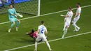 Kiper Timnas Slovakia, Martin Dubravka berhasil memblok tendangan dari jarak dekat striker Timnas Belgia, Romelu Lukaku pada laga Grup E Euro 2024 di Waldstadion, Frankfurt, Jerman, Senin (17/6/2024). (AP Photo/Themba Hadebe)