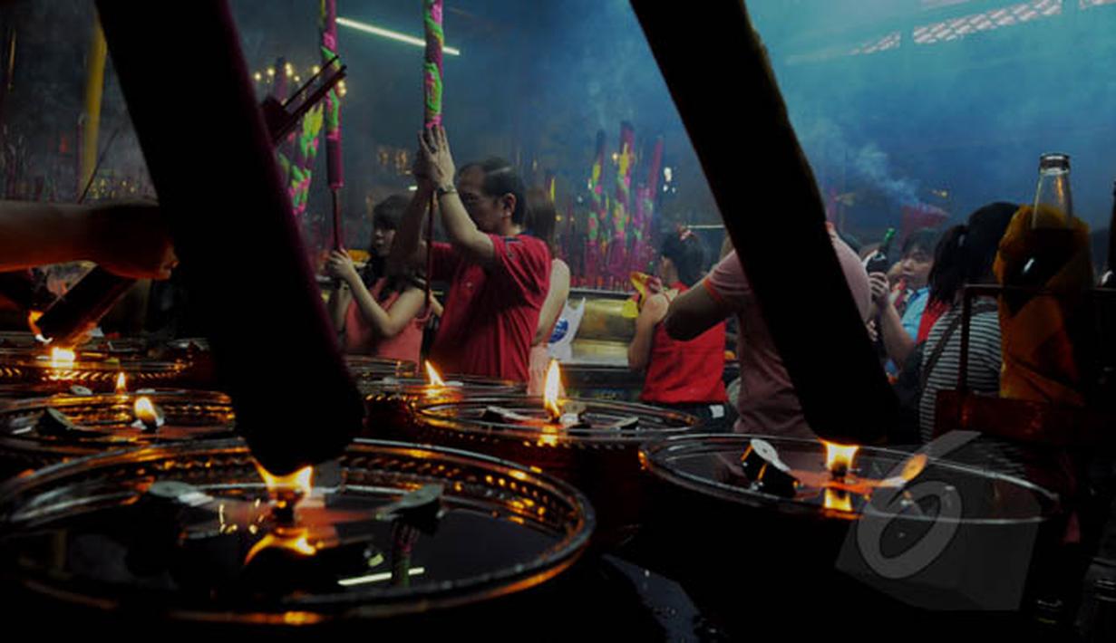 Masyarakat Tionghoa bersembahyang menyambut tahun baru Imlek 2566 di Vihara Dharma Bakti, Petak Sembilan, Jakarta, Kamis (19/2/2015).  (Liputan6.com/Andrian M Tunay)