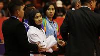 Atlet Judo Indonesia, Miftahul Jannah, meninggalkan lokasi pertandingan usai gagal berlaga pada Asian Para Games di Jiexpo, Kemayoran, Jakarta, Senin (8/10/2018). Miftah didiskualifikasi karena enggan melepas hijab nya. (Bola.com/M Iqbal Ichsan)