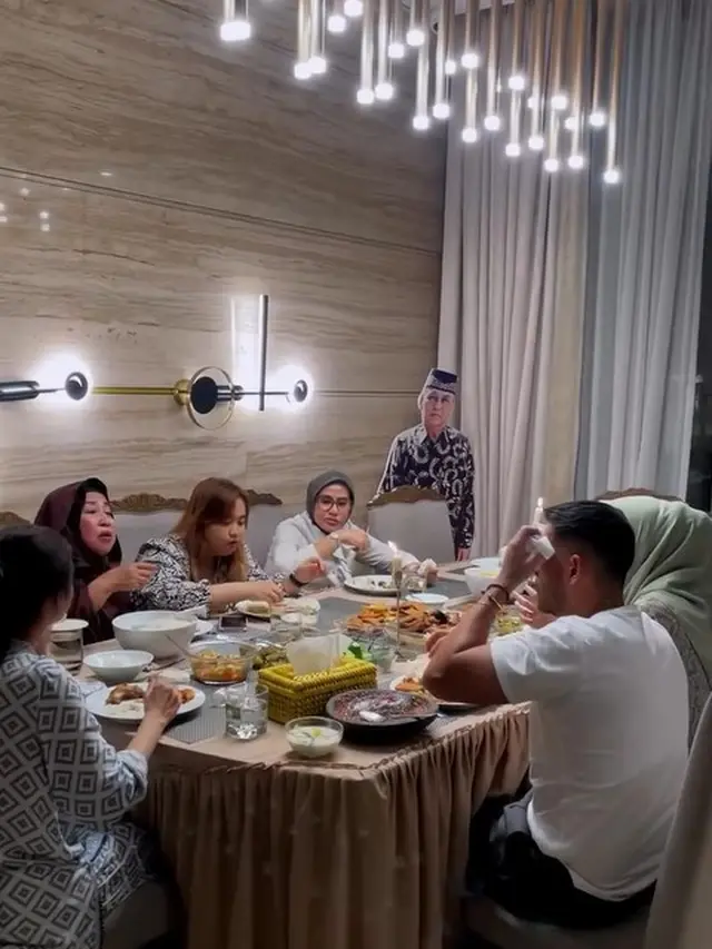 Dapur dan Ruang Makan Rumah Dewi Perssik