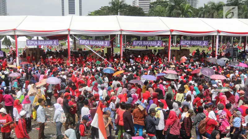 Ada Acara Bagi-Bagi Sembako, Monas Dibanjiri Warga